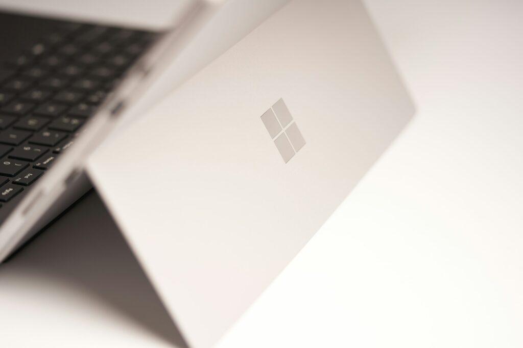 white-laptop-computer-on-white-table